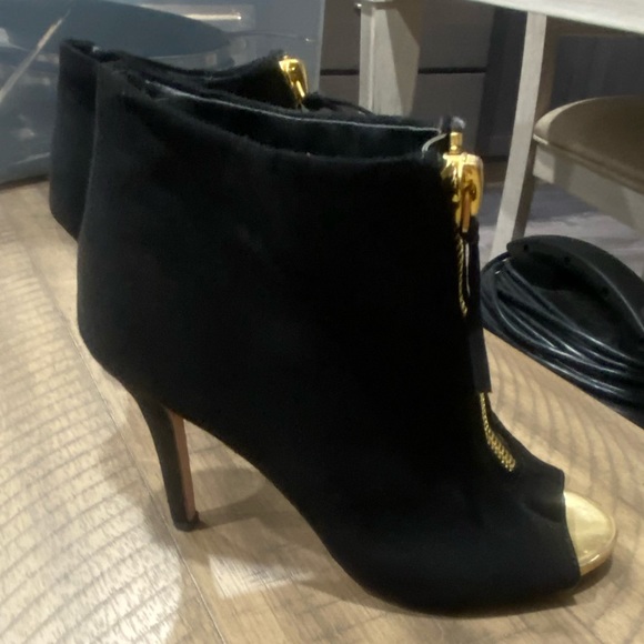 Size 6.5 black velvety heels. - Picture 2 of 6
